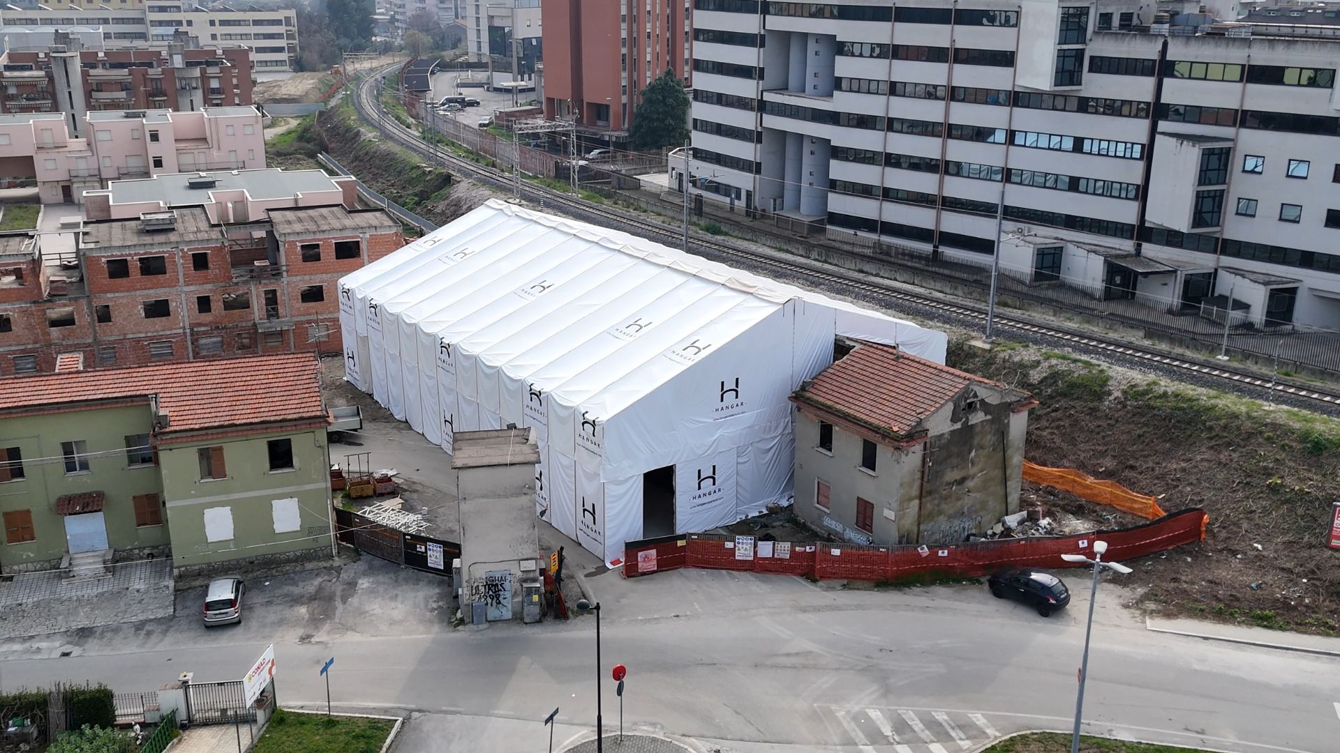 Copertura per smaltimento amianto: un’area isolata per lavorare in sicurezza 1 Copertura per smaltimento amianto autoportante in alluminio e PVC