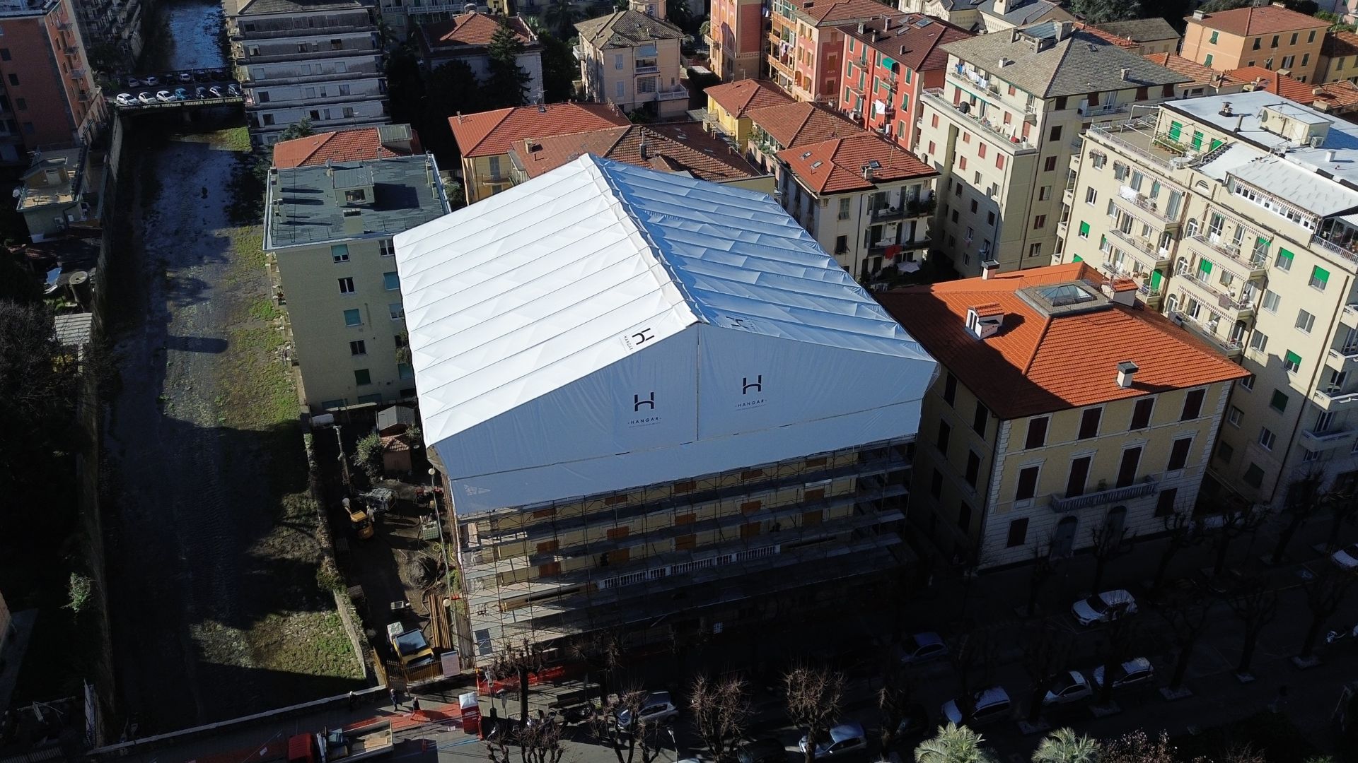 Coperture temporanee per cantieri: come orientarsi tra sistemi e applicazioni 1 Coperture temporanee per cantieri su ponteggio, per grandi luci e da terra